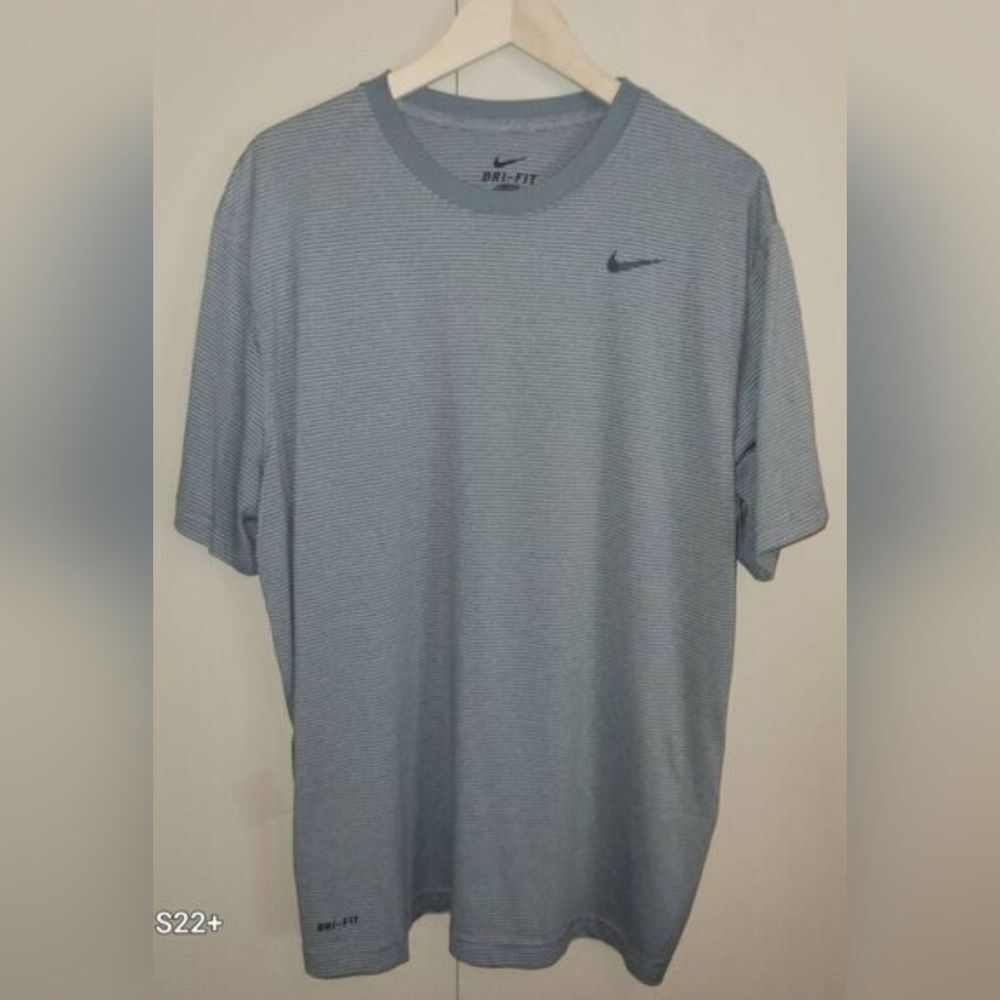 E53 Nike Men's Short Sleeve Crew Neck Athletic T-shirt in Light Gray Stripes